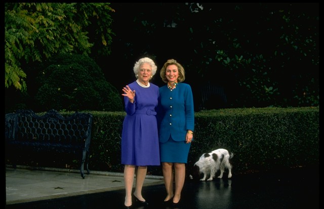 Hillary Rodham Clinton (R) and First Lady Barbara Bush, on the grounds of the White House, with Mrs. Bush's dog, Millie.  (Photo by Diana Walker/The LIFE Images Collection via Getty Images) (Foto: The LIFE Images Collection via G)