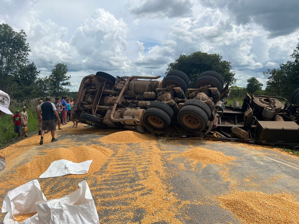 Carreta carregada com milho tomba na BA-459 e deixa motorista ferido — Foto: Reprodução/TV Oeste