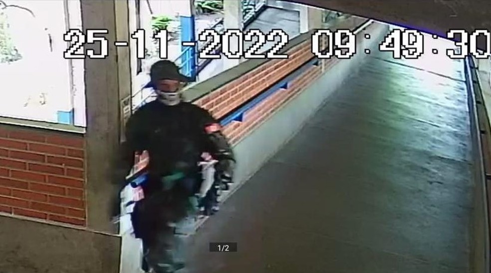 Câmera de Segurança registrou entrada do atirador na escola em Aracruz — Foto: Reprodução/TV Gazeta