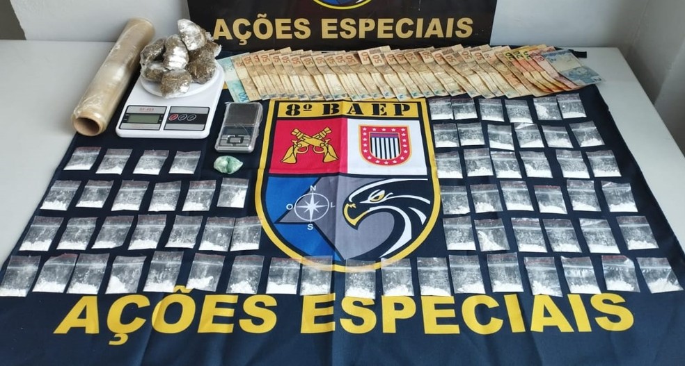 Policiais encontraram porções de cocaína, maconha e R$ 1,3 mil em espécie, em Presidente Prudente — Foto: 8º Baep