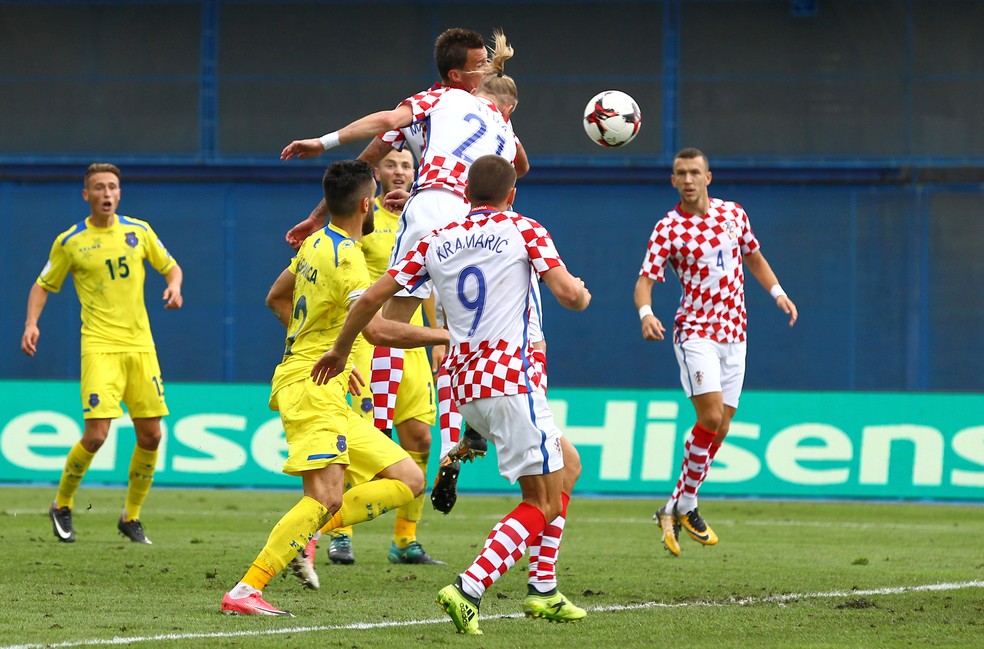 Vida cabeceia no gol da Croácia sobre Kosovo, aos 29 minutos do segundo tempo (Foto: REUTERS/Antonio Bronic)