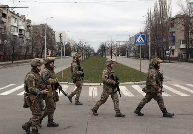 Forças militares ucranianas caminham na pequena cidade de Severodonetsk, onde Patil vive (Foto: Getty Images )