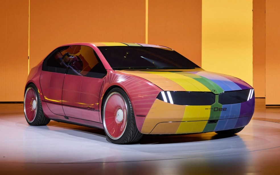 O novo BMW i Vision Dee, que pode assumir várias cores — Foto: BMW