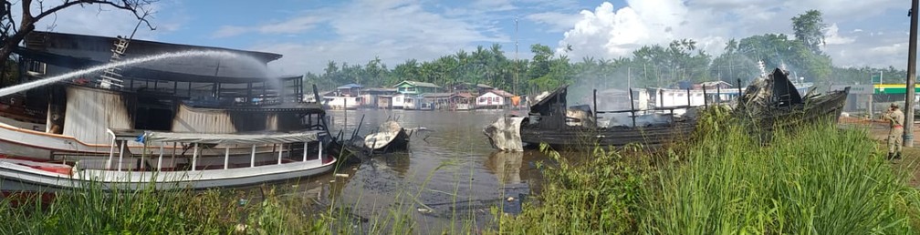 Duas embarcaÃ§Ãµes foram destruÃ­das totalmente no Rio Amazonas; outras duas foram parciais â€” Foto: John Pacheco/G1