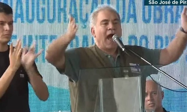 Sem máscara, Queiroga discursa em solenidade na Paraíba