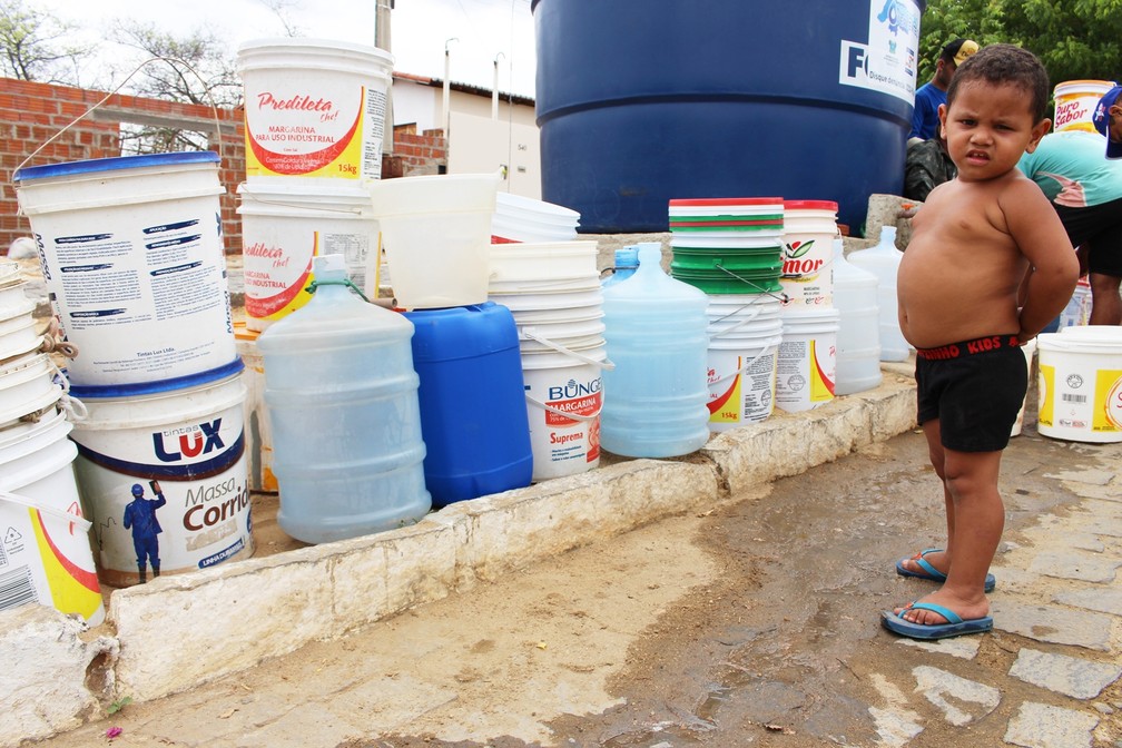 Vasilhas, baldes, garrafões e tambores de água marcam o lugar na fila. Com as torneiras vazias, população de Santana do Matos precisa recorrer aos chafarizes para ter o que beber (Foto: Anderson Barbosa/G1)
