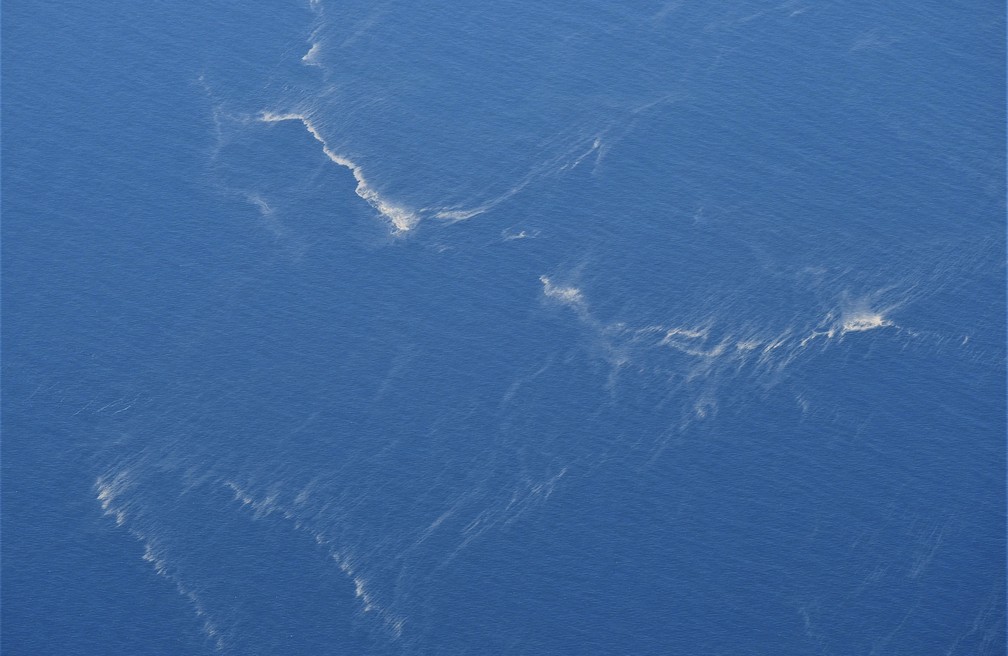 Foto aérea mostra manchas de óleo no local onde o submarino indonésio KRI Nanggala-402 emitiu seu último sinal antes de desaparecer com 53 pessoas a bordo — Foto: Eric Ireng/AP
