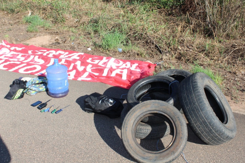 PORTO VELHO, 9h: com o grupo foram apreendidos pneus, gasolina e outros objetos — Foto: Diêgo Holanda/G1