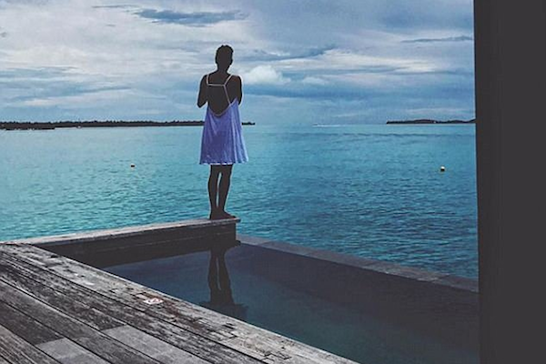 A atriz Halle Berry em sua viagem a Bora Bora (Foto: Instagram)