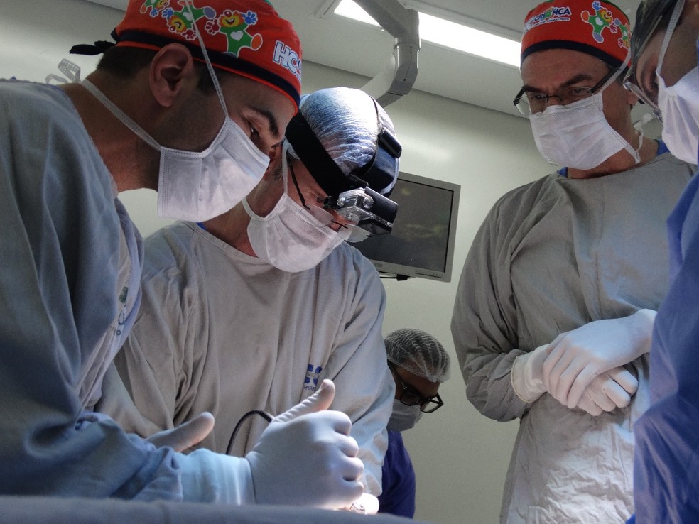 Equipe prepara ossos cranianos que foram reimplantados nas siamesas em Ribeirão Preto (SP) — Foto: HC-FMRP/Divulgação