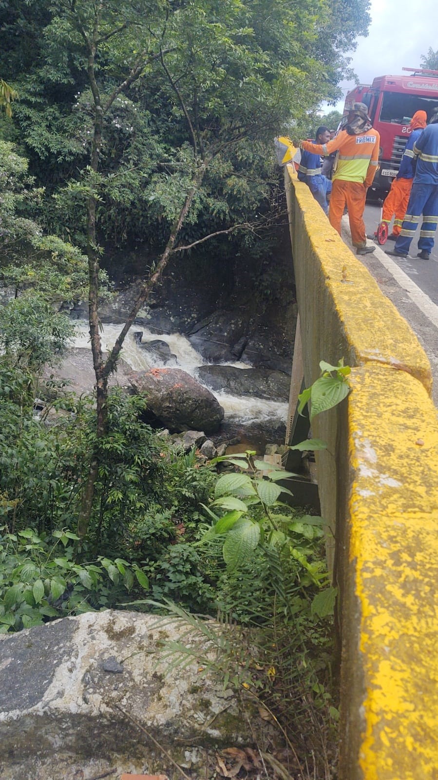 Corpo é encontrado com as mãos amarradas ao lado de rio no litoral de SP