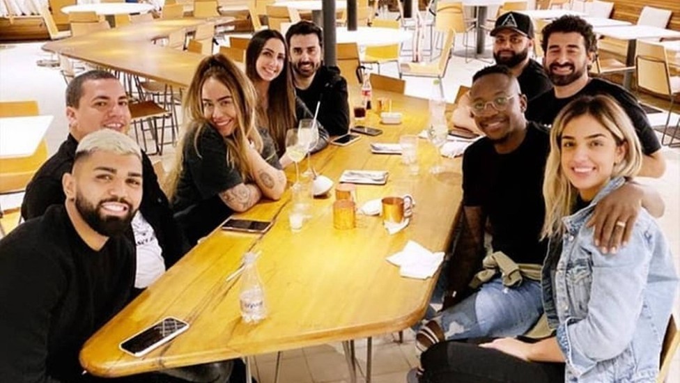 Gabigol e Rafaella jantam com Mumuzinho, Thainá Fernandes e amigos — Foto: Reprodução/Instagram