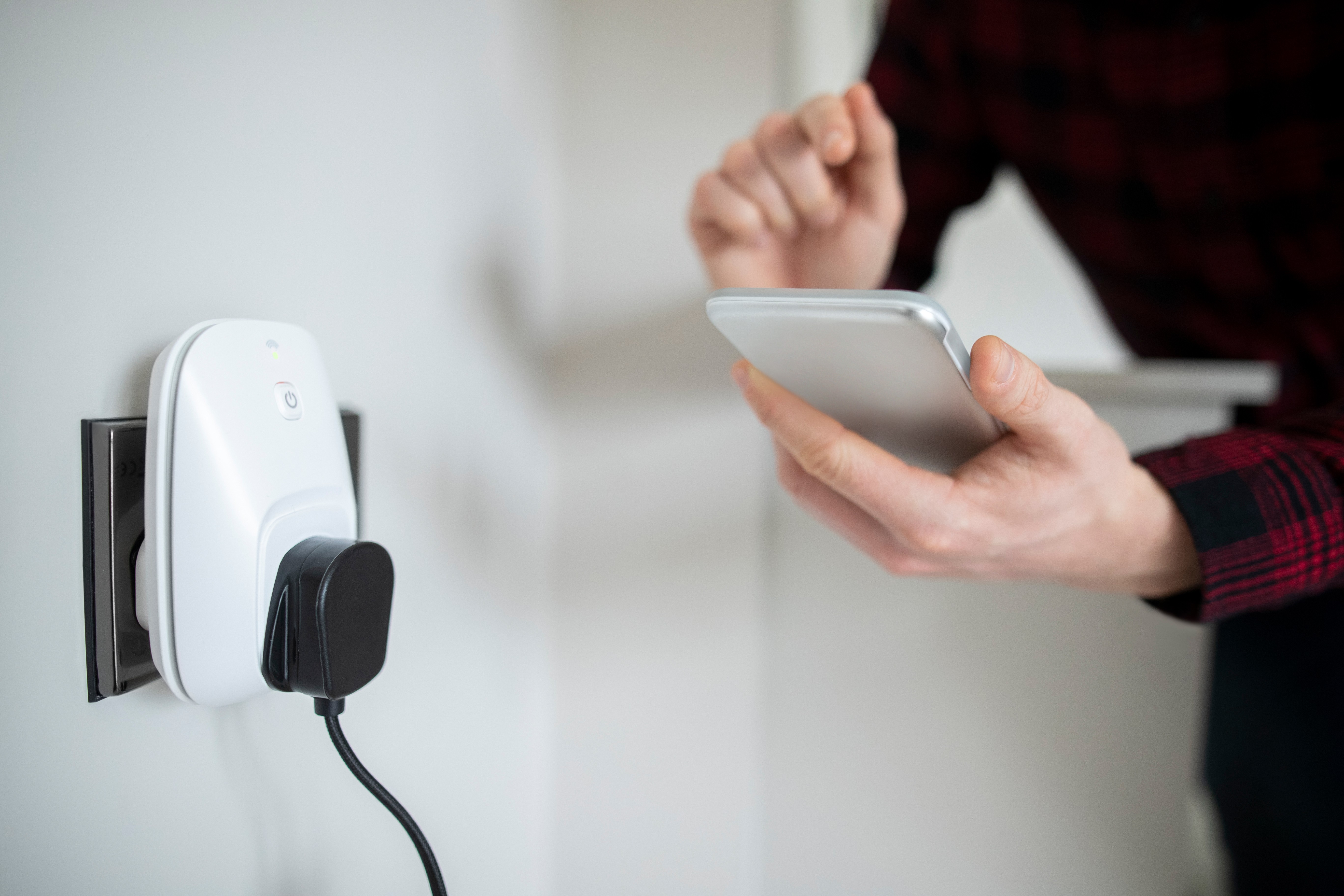 A tomada inteligente (smart plug) é um dispositivo que se conecta ao Wi-Fi e permite, por meio de apps para celular, controlar equipamentos domésticos (Foto: GettyImages)