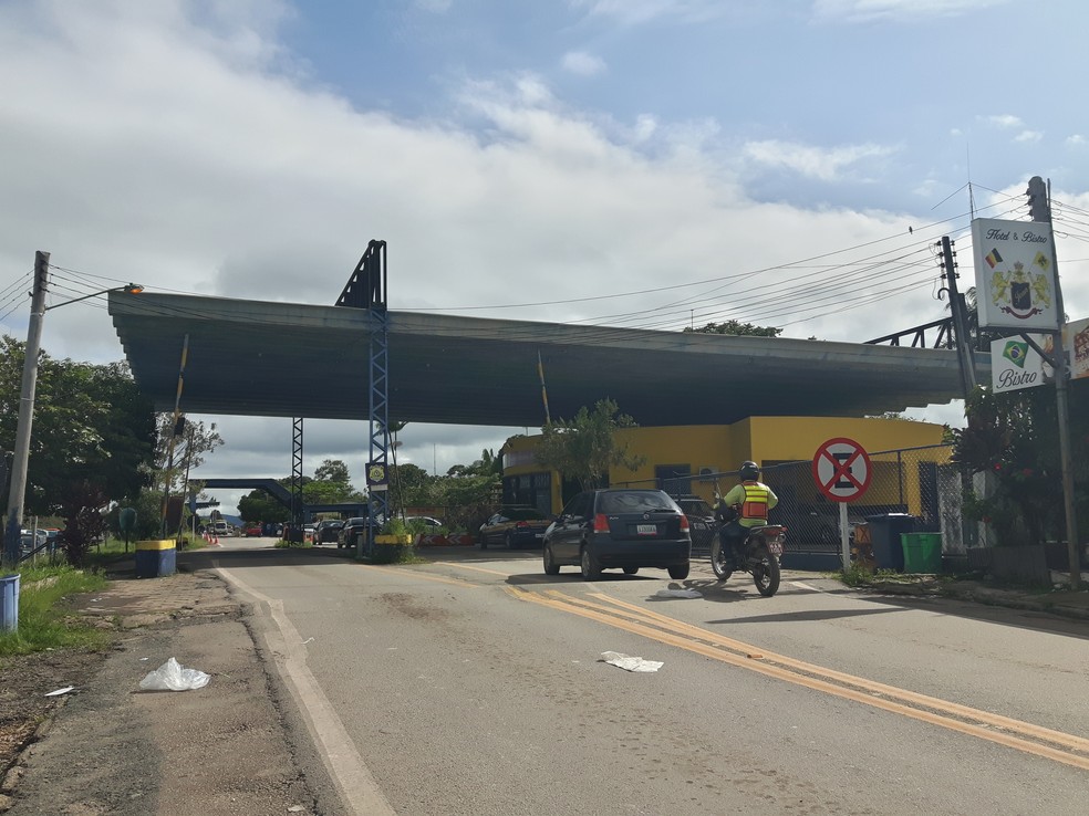 Na fronteira entre Brasil e Venezuela, o limite entre os dois países é marcado apenas por cancelas  (Foto: Emily Costa/ G1 RR)