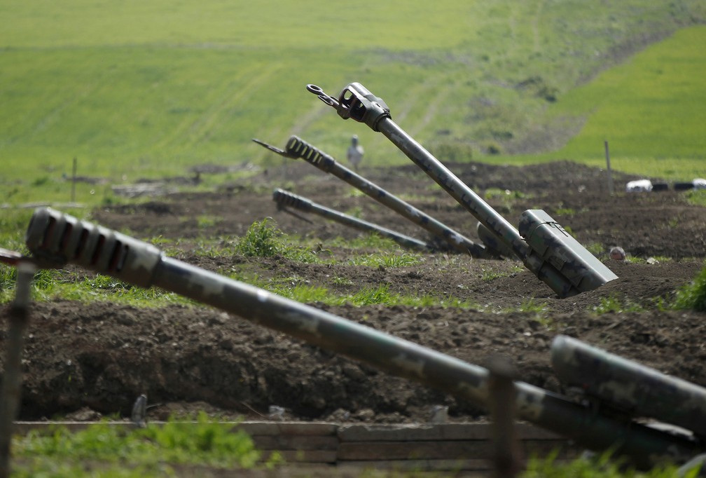 Artilharia armênia posicionada perto da fronteira de Nagorno-Karabakh, em foto de abril de 2016 — Foto: Reuters/Arquivo