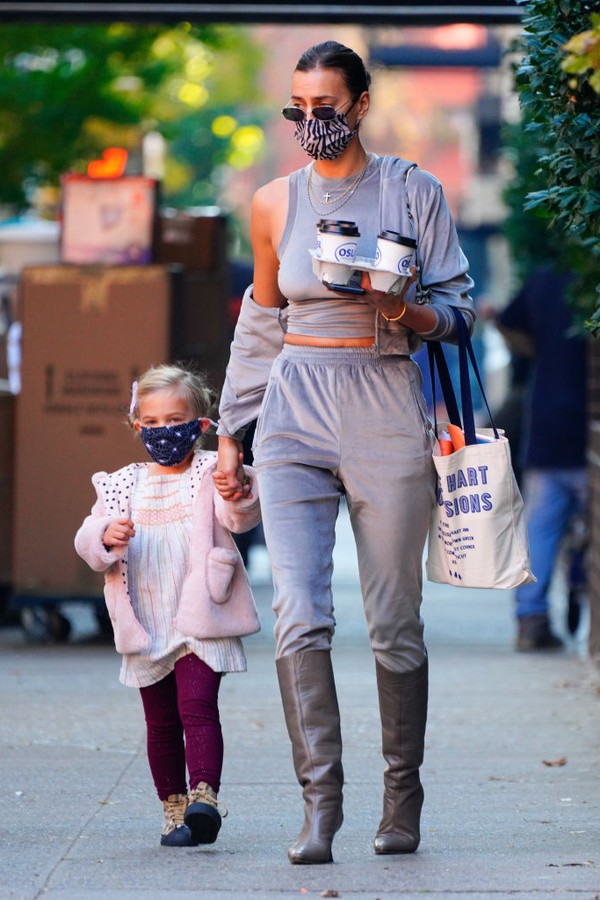 NEW YORK, NEW YORK - NOVEMBER 09: Irina Shayk takes a walk with Lea De Seine on November 09, 2020 in New York City. (Photo by Gotham/GC Images) (Foto: GC Images)