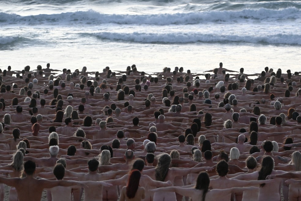 Milhares de pessoas ficam peladas pela arte em praia de Sydney — Foto: Saeed KHAN / AFP