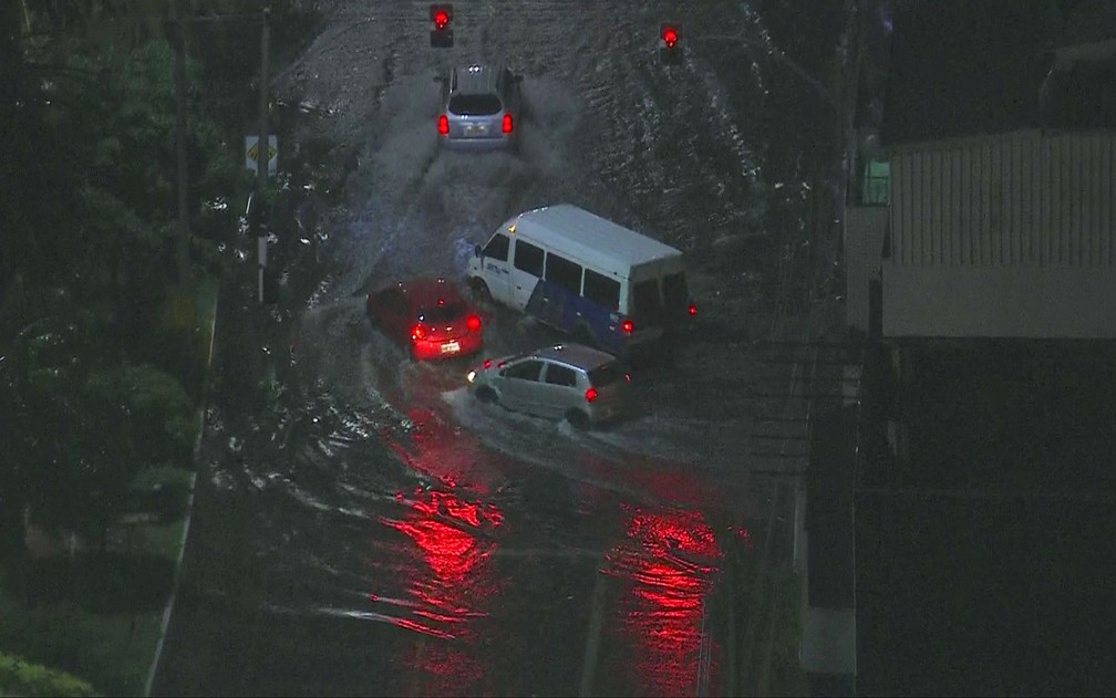 Trecho do corredor Norte-Sul alagado na manhã desta segunda-feira (4) — Foto: Reprodução/TV Globo