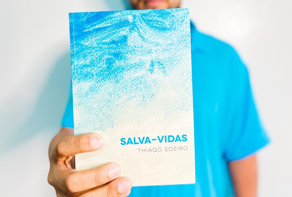 Poeta Thiago Soeiro participa da tarde de autógrafos com a obra 'Salva-Vidas' — Foto: Thiago Soeiro/Divulgação