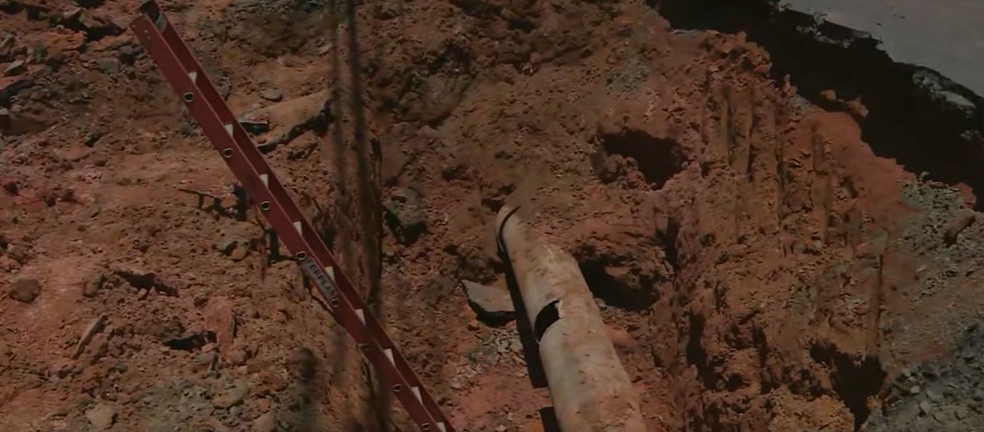 Subadutora rompeu e abriu cratera em Campinas — Foto: Reprodução/EPTV