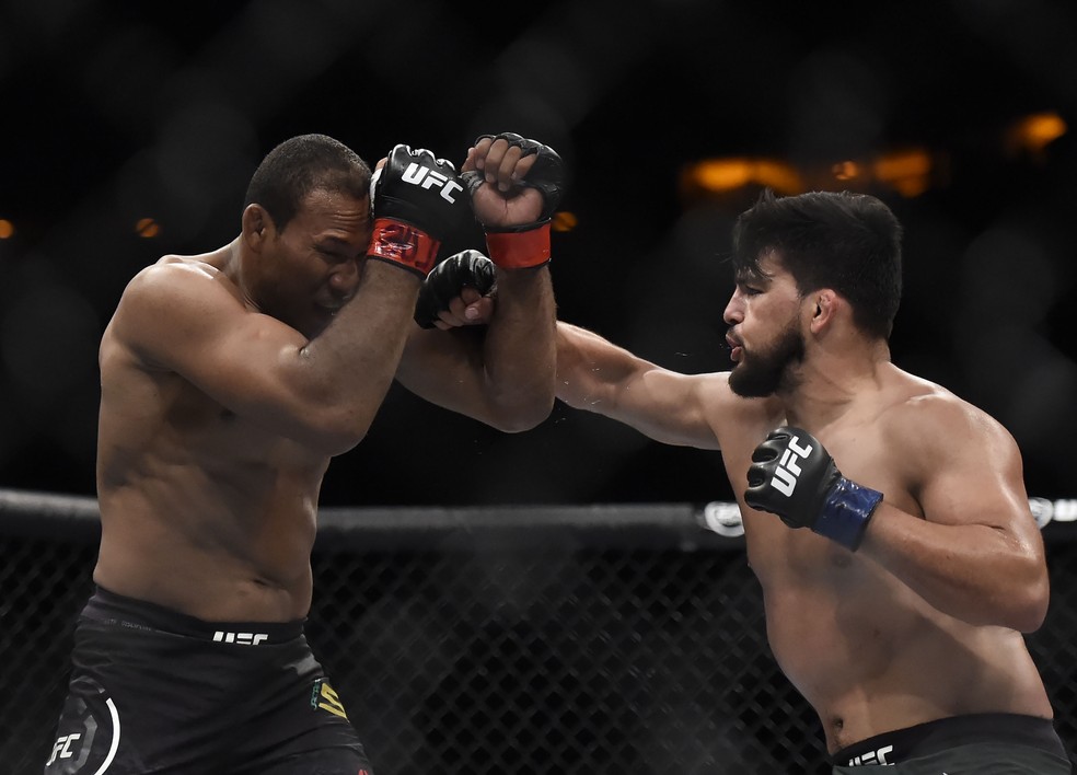 Kelvin Gastelum quer ser o próximo desafiante ao título dos médios após vitória (Foto: Andre Durão)