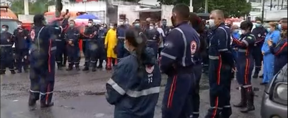Servidores do Samu reunidos em frente à sede do órgão em Natal — Foto: Reprodução/Inter TV Cabugi