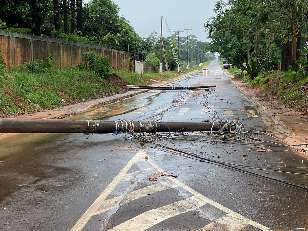 Postes caíram em bairro de Ponta Porã — Foto: Martim Andrada/TV Morena