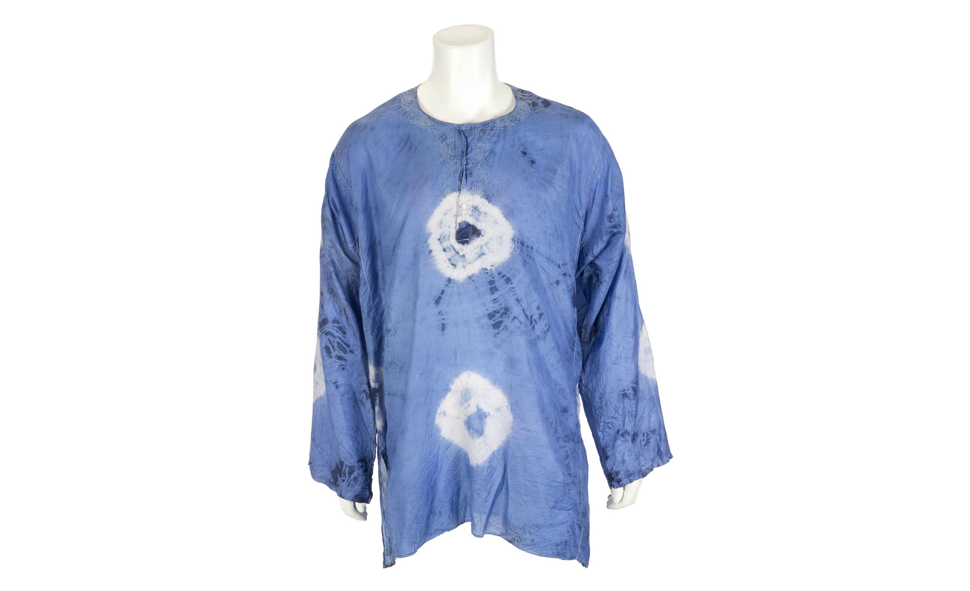 Até um camisetão hippie está à venda, com preço estimado entre 100 e 200 dólares (225 e 450 reais). (Foto: Reprodução)