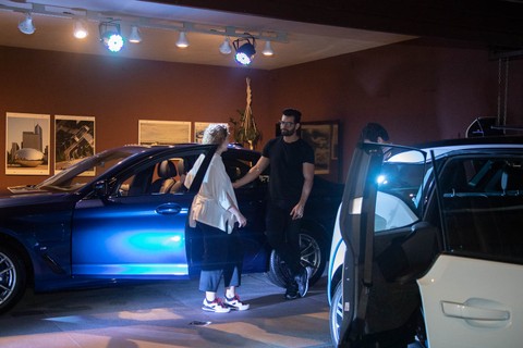 Visitantes exploram o BMW 530e M Sport na garagem do Casa Vogue Experience