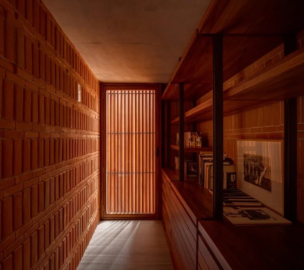 No interior, os tijolos são combinados com a madeira, completando a atmosfera rústica (Foto: Rafael Gamo/ Designboom/ Reprodução)