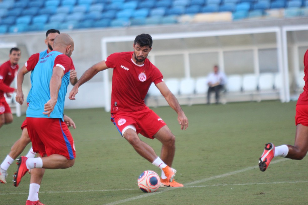 Rômulo treina entre os titulares do América-RN — Foto: Canindé Pereira/América FC