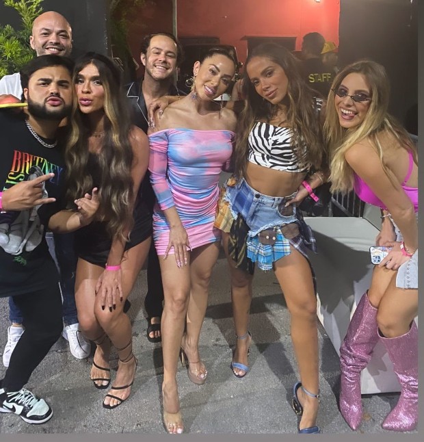 Anitta e amigos (Foto: Reprodução / Instagram)
