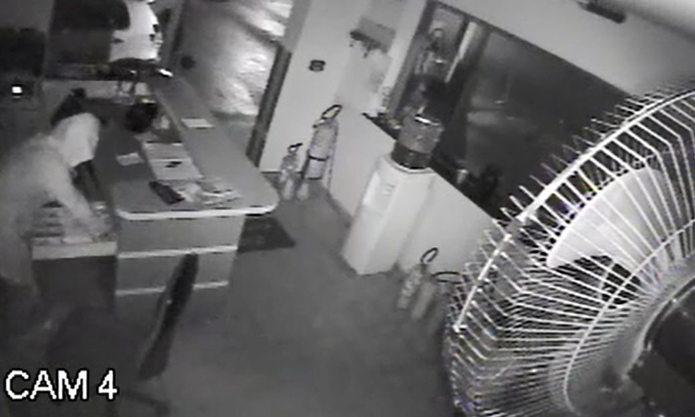 Ladrão furtou todo o dinheiro que estava no caixa do posto em Palmital — Foto: Circuito de Segurança/ Reprodução