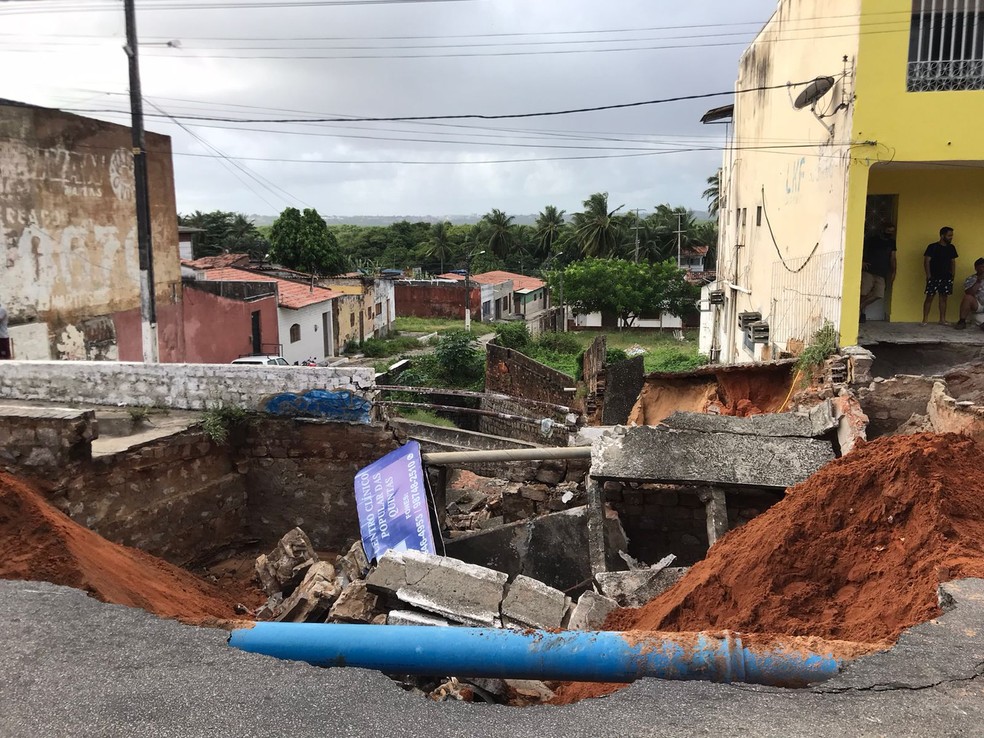 Chuva abre cratera e interdita Rua Doutor Mário Negócio — Foto: Geraldo Jerônimo/Inter TV Cabugi