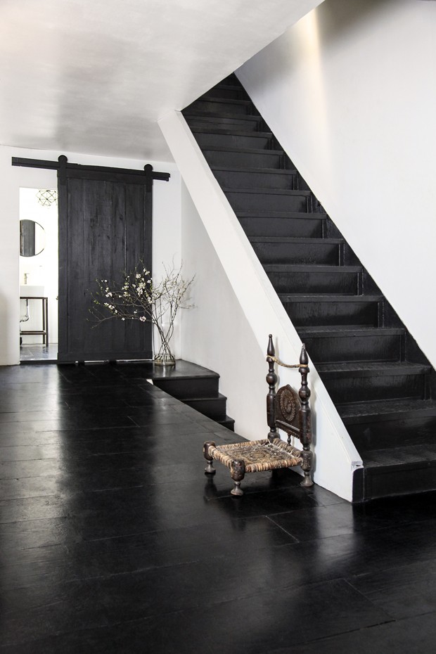 Objetos de vime e madeira decoram apartamento preto e branco em Nova York (Foto: Divulgação)