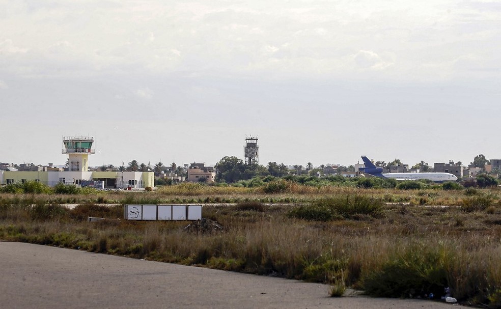 Aeroporto de Trípoli, em Mitiga, tem sido alvo de ações das forças que disputam poder na Líbia. Foto de outubro de 2019 — Foto: Mahmud Turkia/AFP