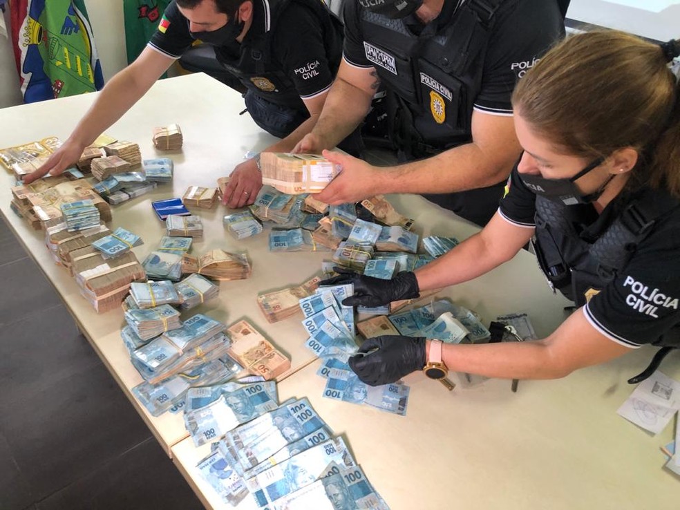 Polícia apreendeu dinheiro durante a operação — Foto: Jonas Campos/RBS TV