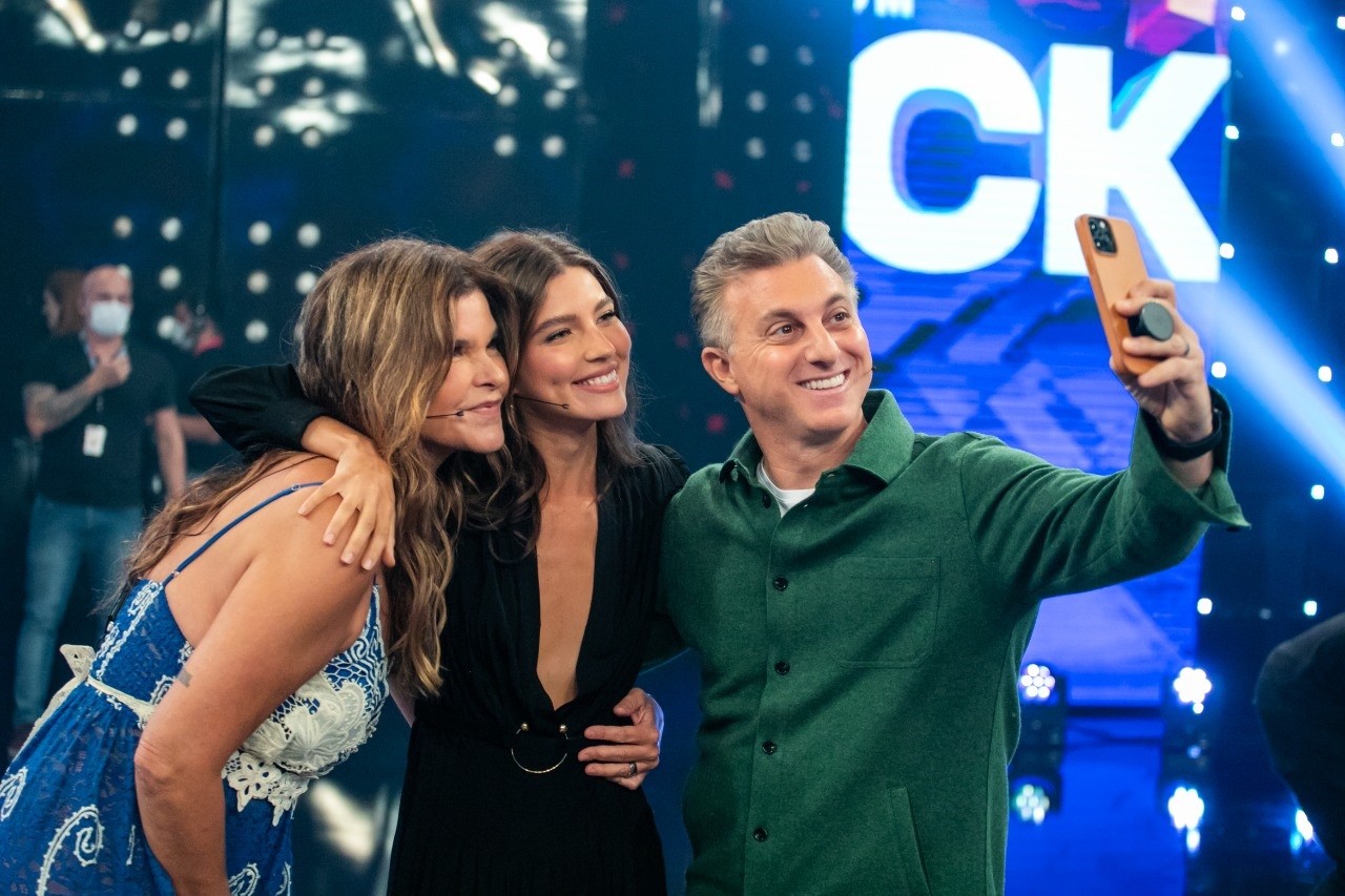 Cristiana Oliveira e Alanis Guillen posam para selfie com Luciano Huck (Foto: Divulgação/TV Globo)