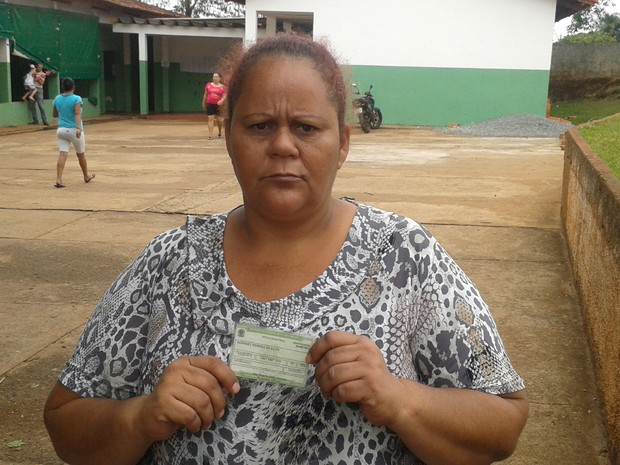 Noranei Pereira da Silva diz que não pôde votar porque alguém votou em seu lugar, em Goiânia (Foto: Sílvio Túlio/G1)