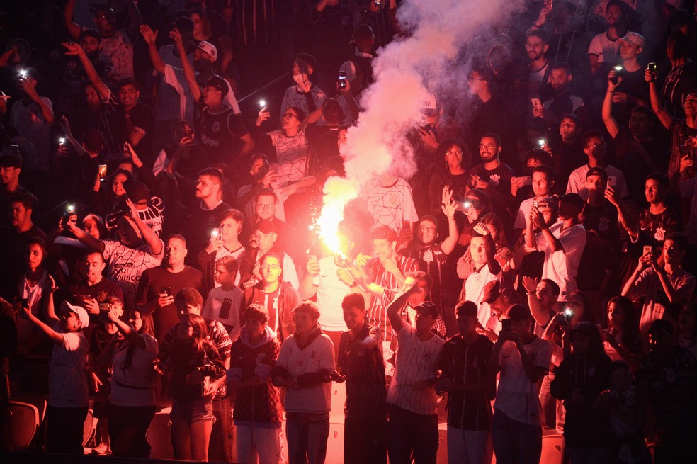 Festa da torcida do Corinthians em treino aberto na Arena — Foto: Marcos Ribolli