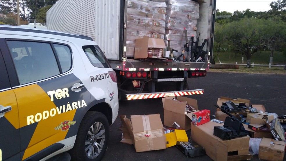 Além das réplicas de armas, caminhão transportava grande quantidade produtos contrabandeados  — Foto: Polícia Rodoviária/Divulgação