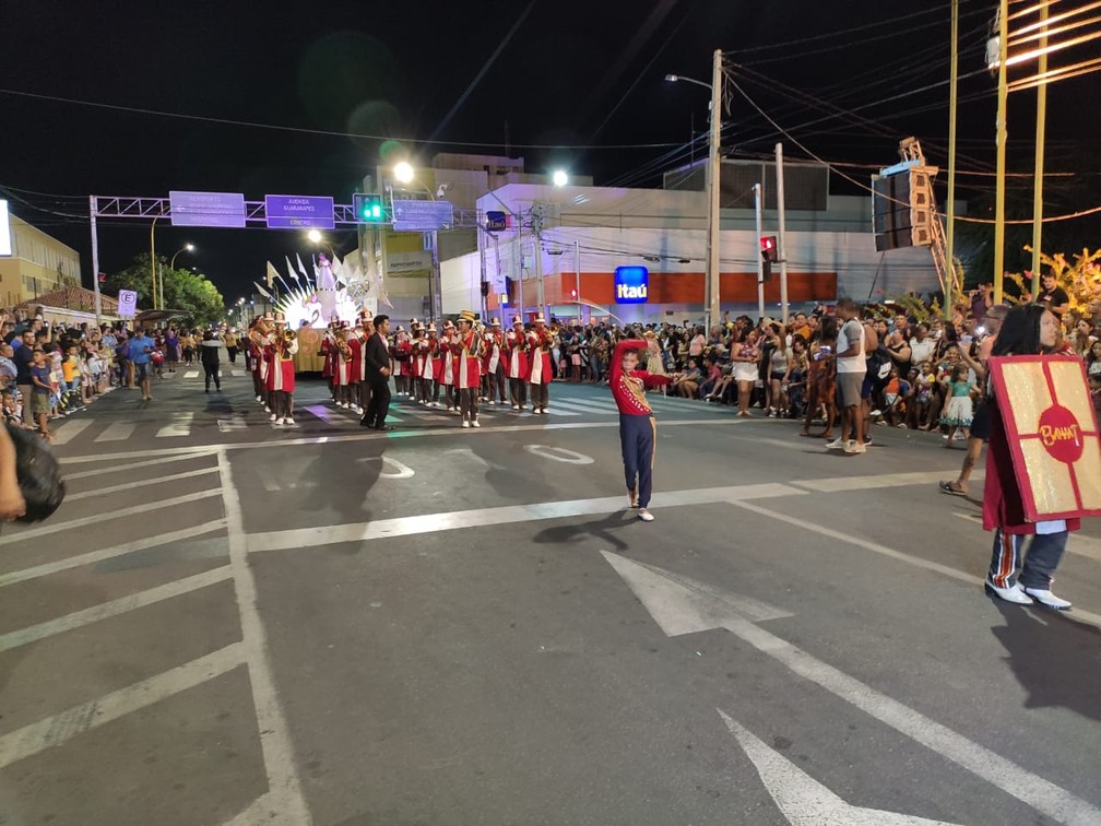 Desfile em homenagem aos 124 anos de Petrolina — Foto: Amanda Franco / TV Grande Rio