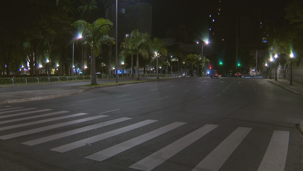 Ruas e avenidas do Centro de BH ficaram mais vazias com o toque de recolher. — Foto: TV Globo/Reprodução