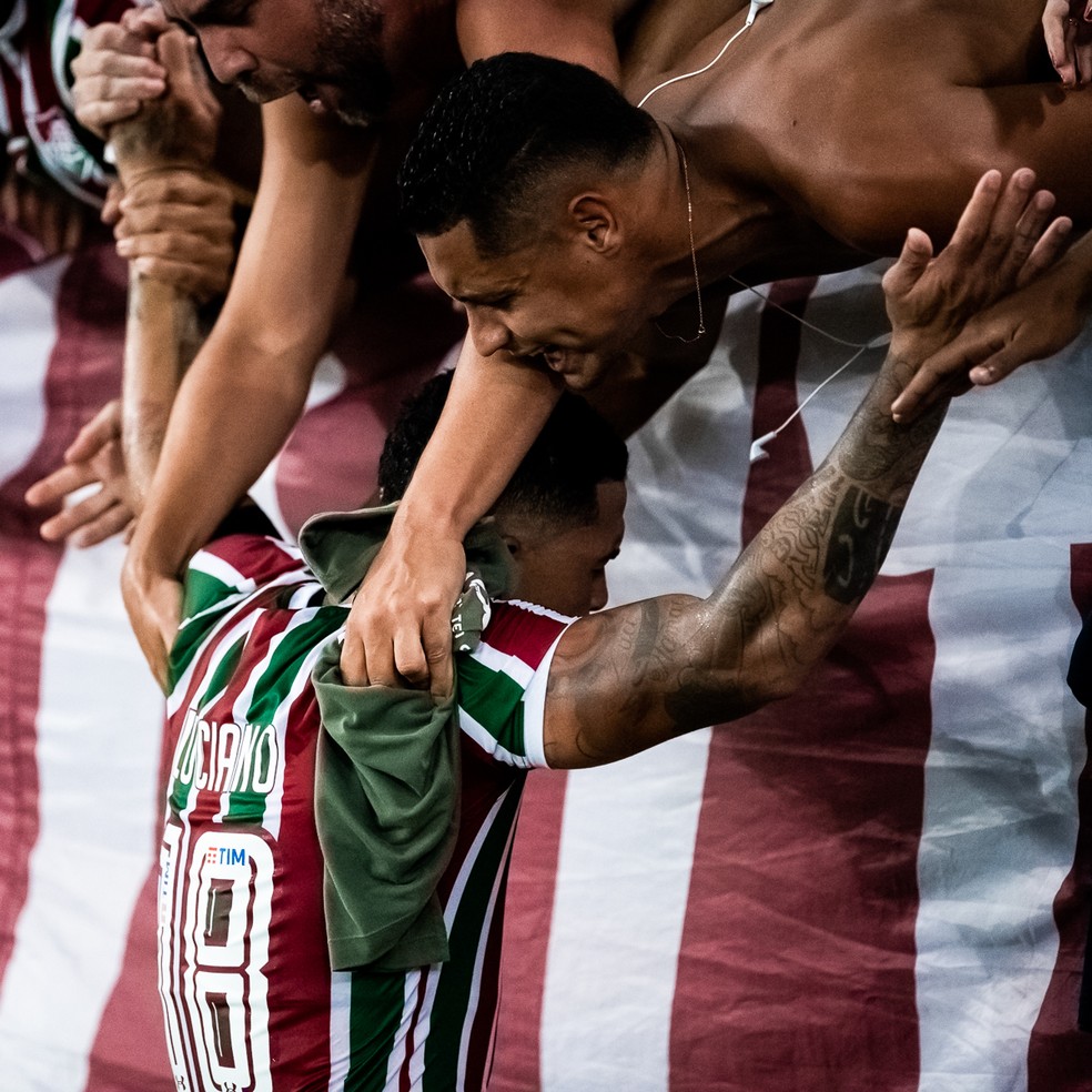 Luciano comemora com a torcida tricolor aps o gol da vitria no Fla-Flu  Foto: Jorge R Jorge/BP Filmes