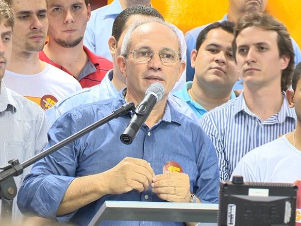 Hartung fez discurso de pré-candidatura acompanhado da juventudo do PMDB, no Espírito Santo (Foto: Reprodução/TV Gazeta)