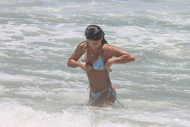 Giullia Buscacio em dia de praia (Foto: Delson Silva / AgNews)