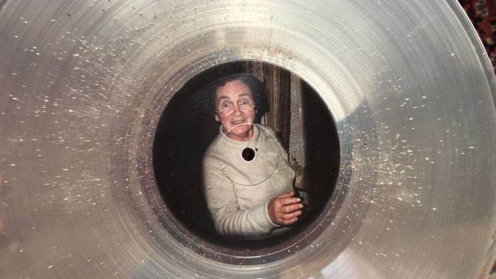 Há cerca de uma colher de chá de cinzas no vinil em memória de Madge Hobson (Foto: AND VINYLY)