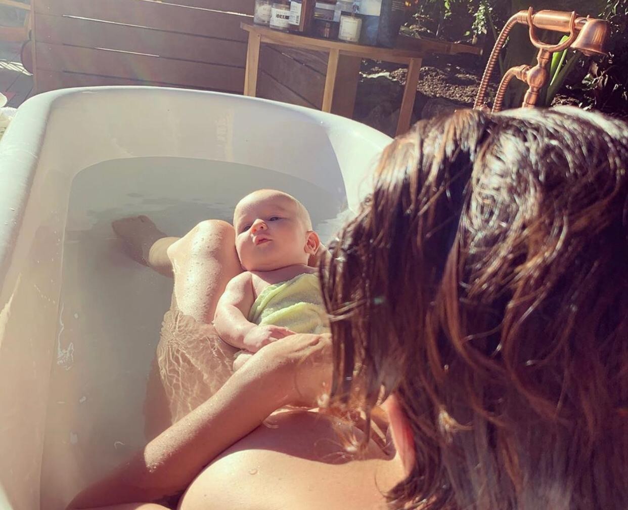 Alanis Morissette em momento relax com o caçula (Foto: Reprodução Instagram)