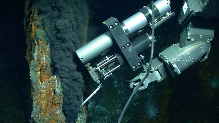  Aberturas hidrotérmicas no fundo do oceano escondem gás metano (Foto: CHRIS GERMAN/WHOI/NSF, NASA/ROV JASON 2012)