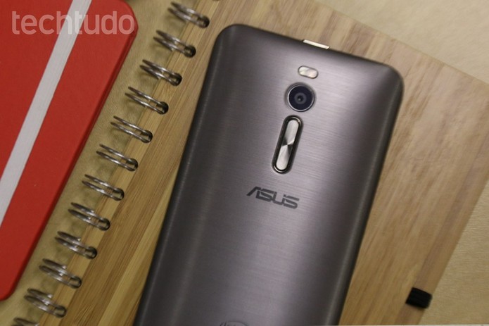 Asus Zenfone 2 tem bateria mais potente com 3.000 mAh (Foto: Lucas Mendes/TechTudo)